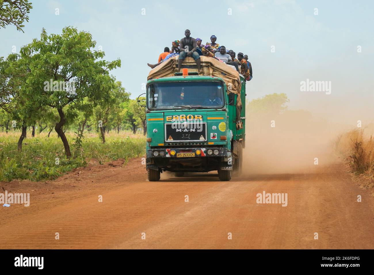 Accra, Ghana - 01. April 2022: Farbenfroher öffentlicher Minibus aus Afrika auf der Dusty Road im Herzen Ghanas Stockfoto