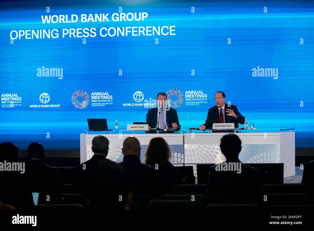 Washington, USA. 14. Oktober 2022. Der Präsident der Weltbank, David Malpass (R), spricht am 13. Oktober 2022 auf einer Pressekonferenz in Washington, DC, USA. Die Weltwirtschaft steht einer Rezession „gefährlich nahe“, da die Inflation weiterhin hoch bleibt, die Zinsen steigen und die wachsende Schuldenlast die Entwicklungsländer trifft, sagte David Malpass am Donnerstag. Quelle: Liu Jie/Xinhua/Alamy Live News Stockfoto