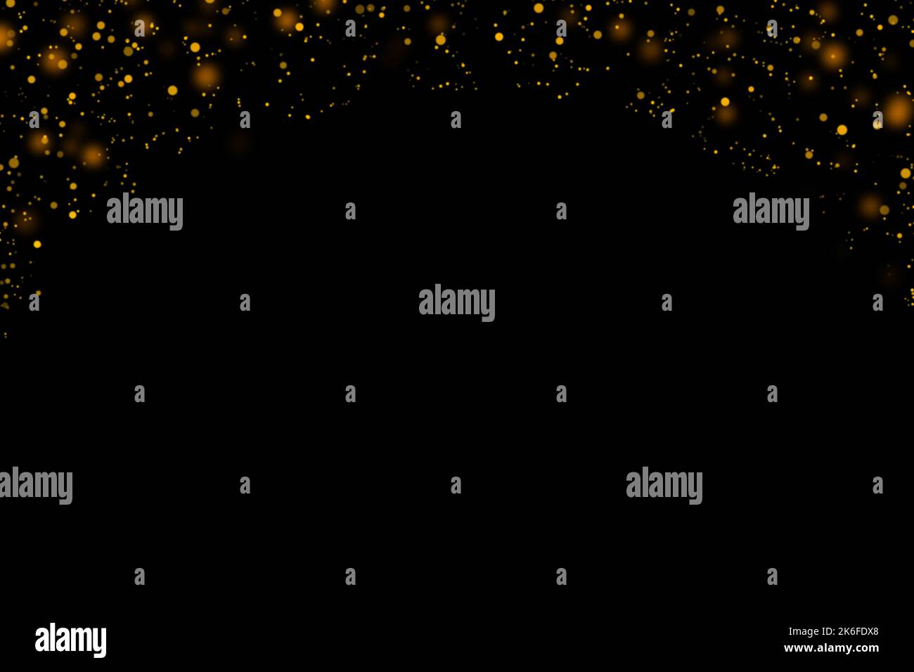 Gold glitzernden Sternen Staub und Bokeh Hintergrund. Abstrakte weihnachten leuchten Licht Textur. Stockfoto