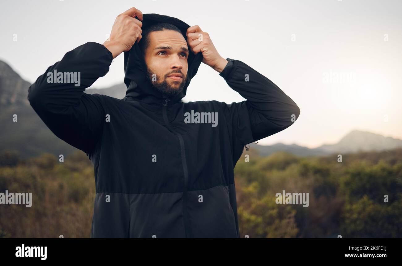 Wandermann, Natur und morgendliche Fitness für Freiheit, Laufen und Bewegung in den Bergen, Abenteuer und Wellness. Fokussieren Sie die Denkweise des denkenden Läufers mit Stockfoto