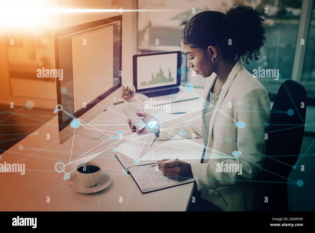 Networking, digitale Transformation und Planung mit Frau am Computer Schreiben am Schreibtisch für Forschung, Innovation und Technologie abstrakt. Data Science Stockfoto