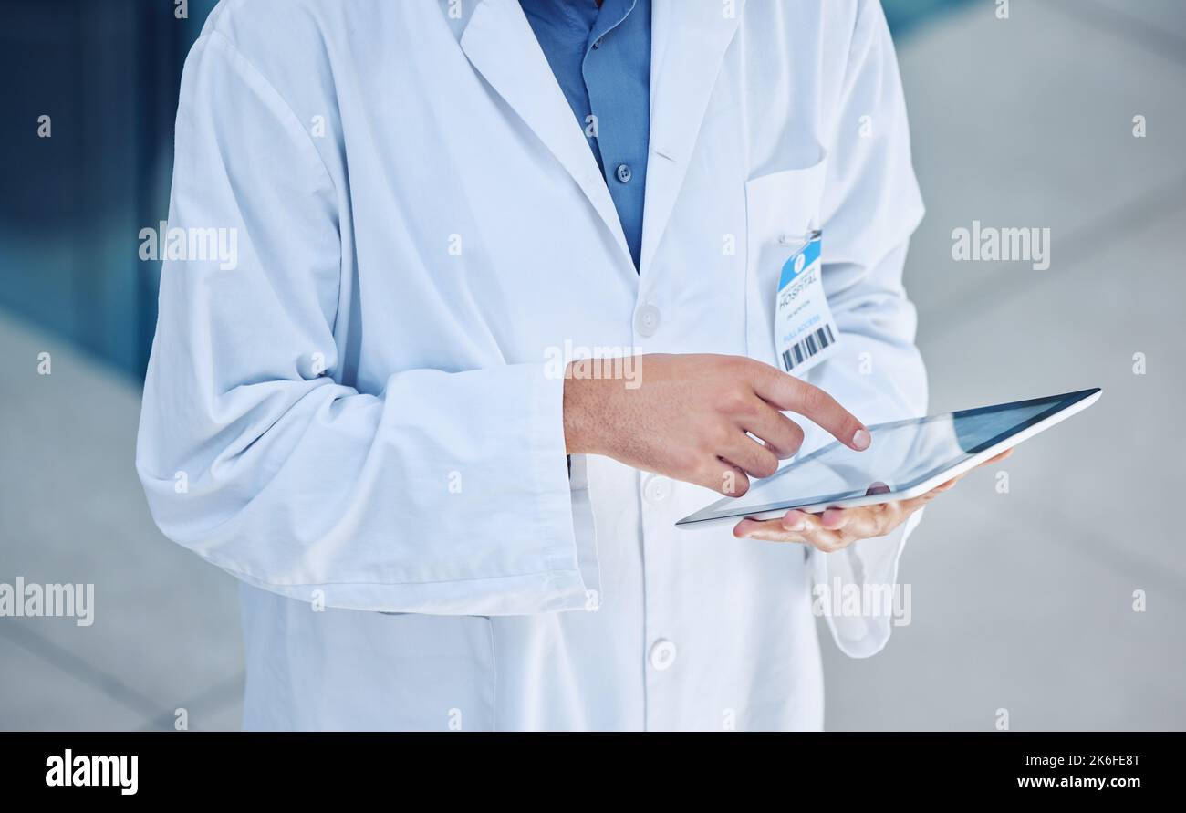 Arzt, digitale Tablette und Gesundheitswesen mit Mann nutzt 5G Netzwerk für Forschung, Informationstechnologie oder Online-Beratung für Krankenversicherung FAQ Stockfoto
