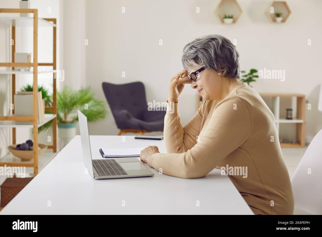 Unglückliche reife Frau haben Probleme mit dem Computer Stockfoto