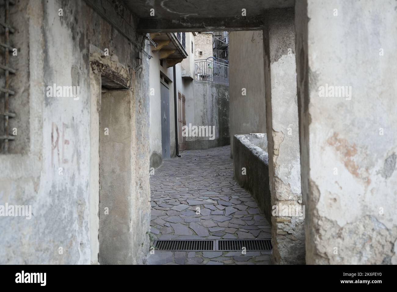 Die Fotos zeigen, was heute ist und was San Donato di Ninea war. Ein wichtiger Halt für alle, die reisen und neue Orte entdecken möchten Stockfoto