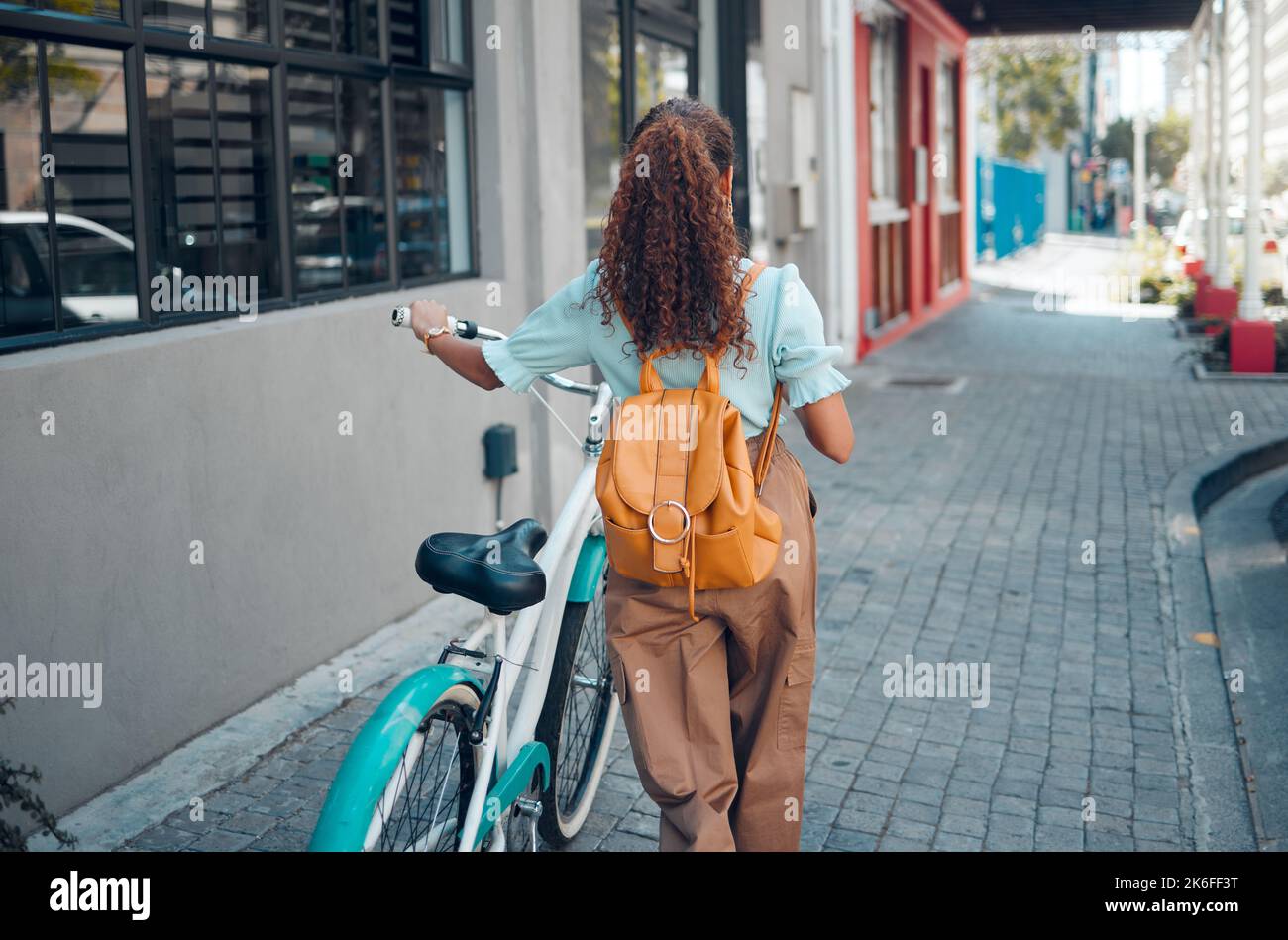 Frau, Fahrrad oder Stadt reisen mit umweltfreundlichem, nachhaltigem CO2-Fußabdruck oder einem zukünftigen grünen Energietransport. Mode Student, cool und Stockfoto