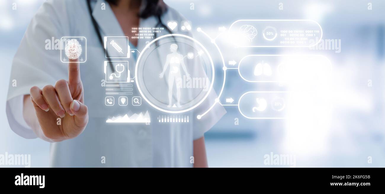 Ärztin Hand zeigt berührende Daten digitale Symbol Hologramm und medizinische Grafik im Labor auf Krankenhaushintergrund, Virusausbruch, Stockfoto