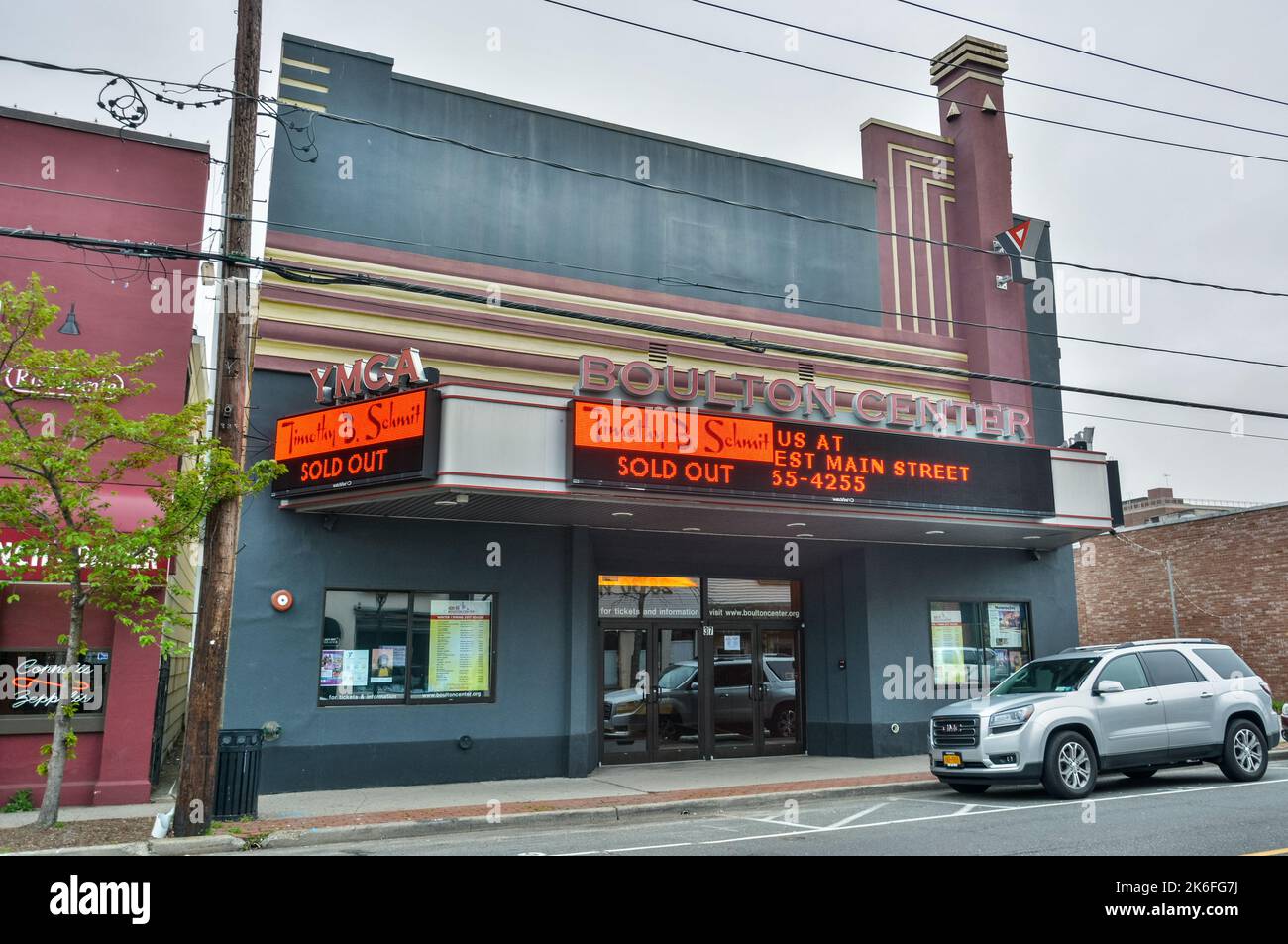 Bay Shore, New York, Vereinigte Staaten von Amerika – 27. April 2017. YMCA Boulton Center for the Performing Arts an der 37 W Main Street in Bay Shore, NY. Das Buil Stockfoto