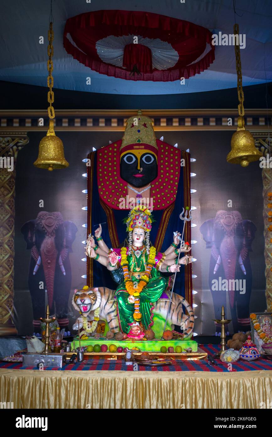 Ein schönes Idol von Maa Durga, das an einem mandal in Mumbai für das verheißungsvolle indische Festival von Navratri angebetet wird Stockfoto