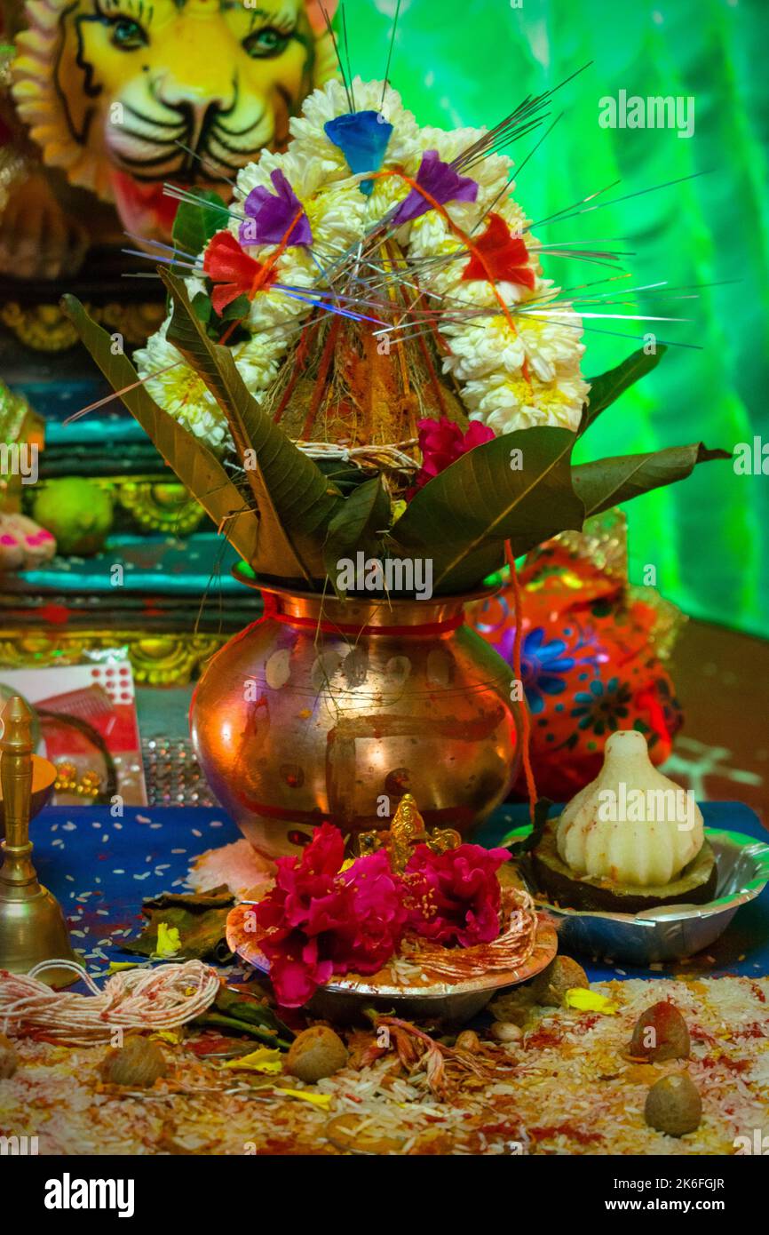 Eine heilige kalash mit einer Kokosnuss, die in einem Tempel von Maa Durga in Mumbai für das verheißungsvolle indische Fest von Navratri aufgestellt wurde Stockfoto