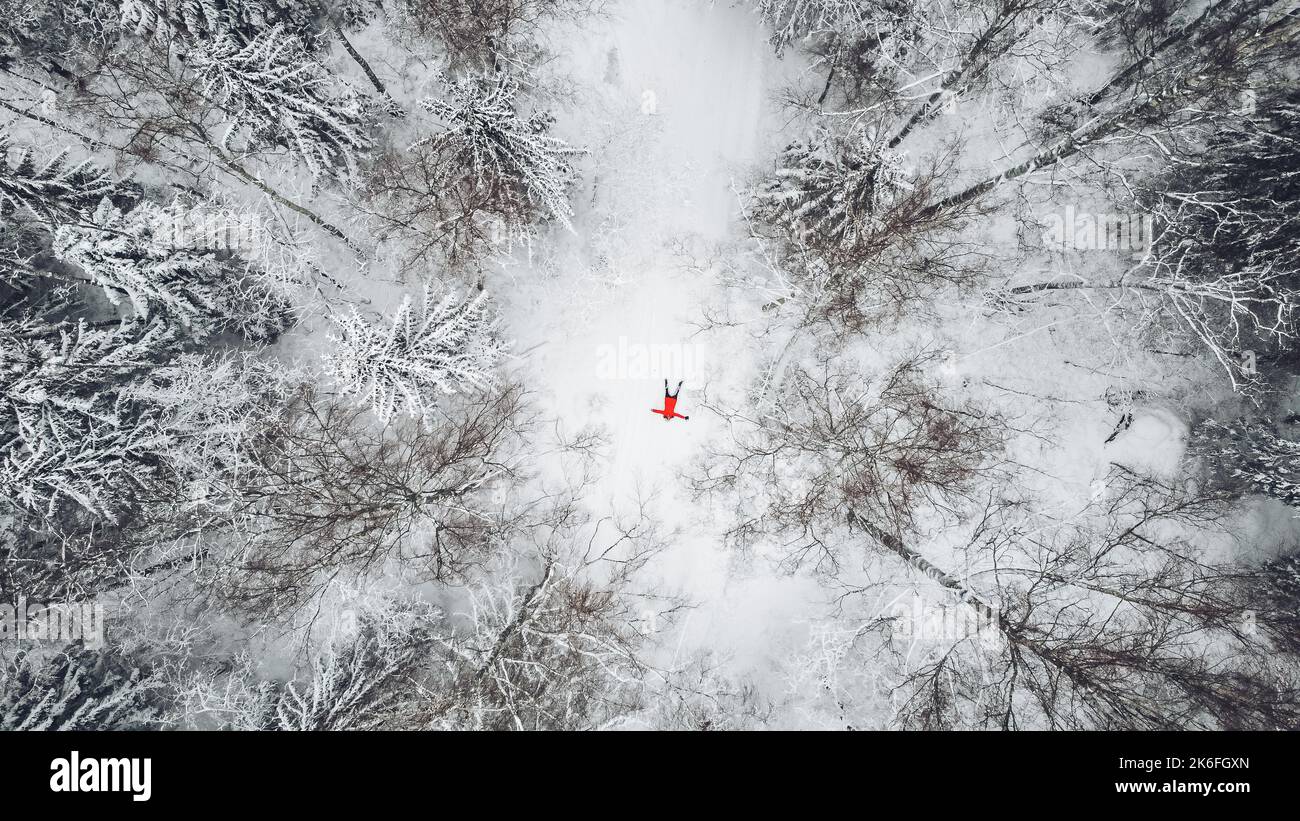 Winter in Viimsi, Estland, Waldbäume, die mit einer Drohne hoch oben aufsteigen Stockfoto