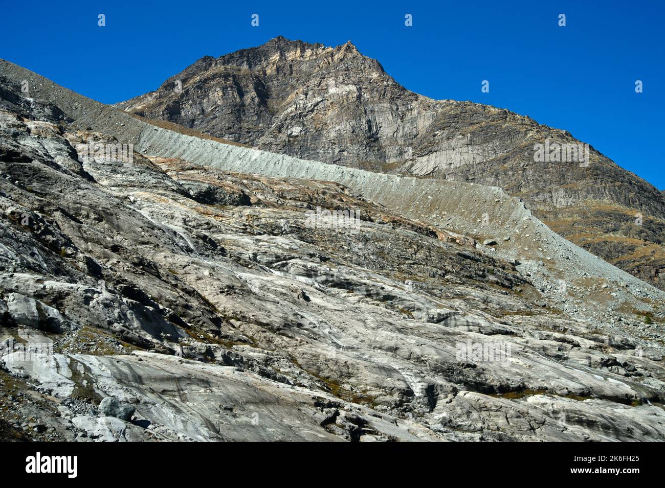 Felsmoräne des Allalingletschers im eisfreien Unterteil, hinter der Seitenmoräne, Saas-Almagell, Schweiz Stockfoto
