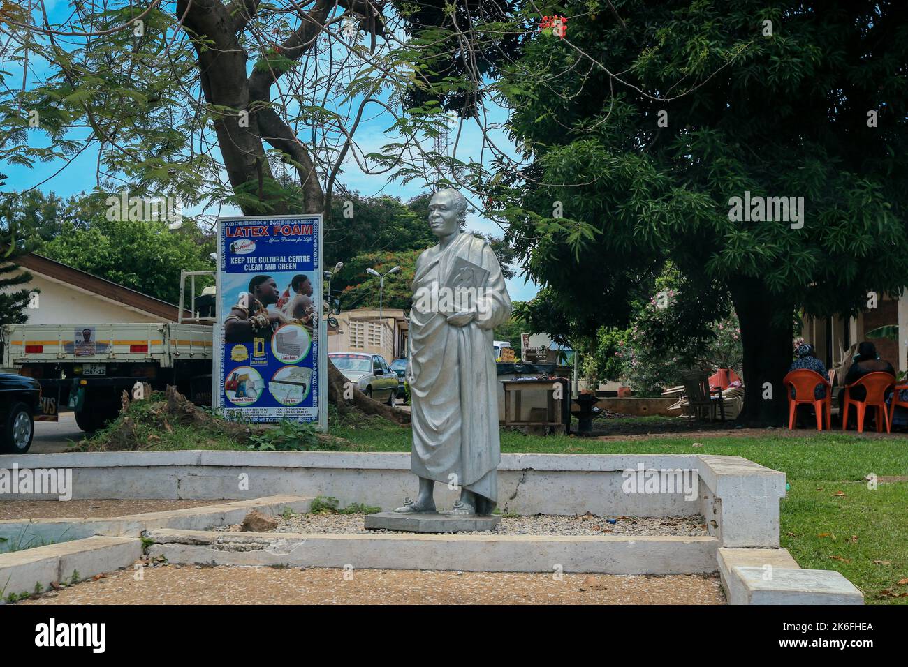 Kumasi, Ghana - 06. April 2022: Traditionelles afrikanisches Denkmal im Stadtzentrum von Kumasi Stockfoto