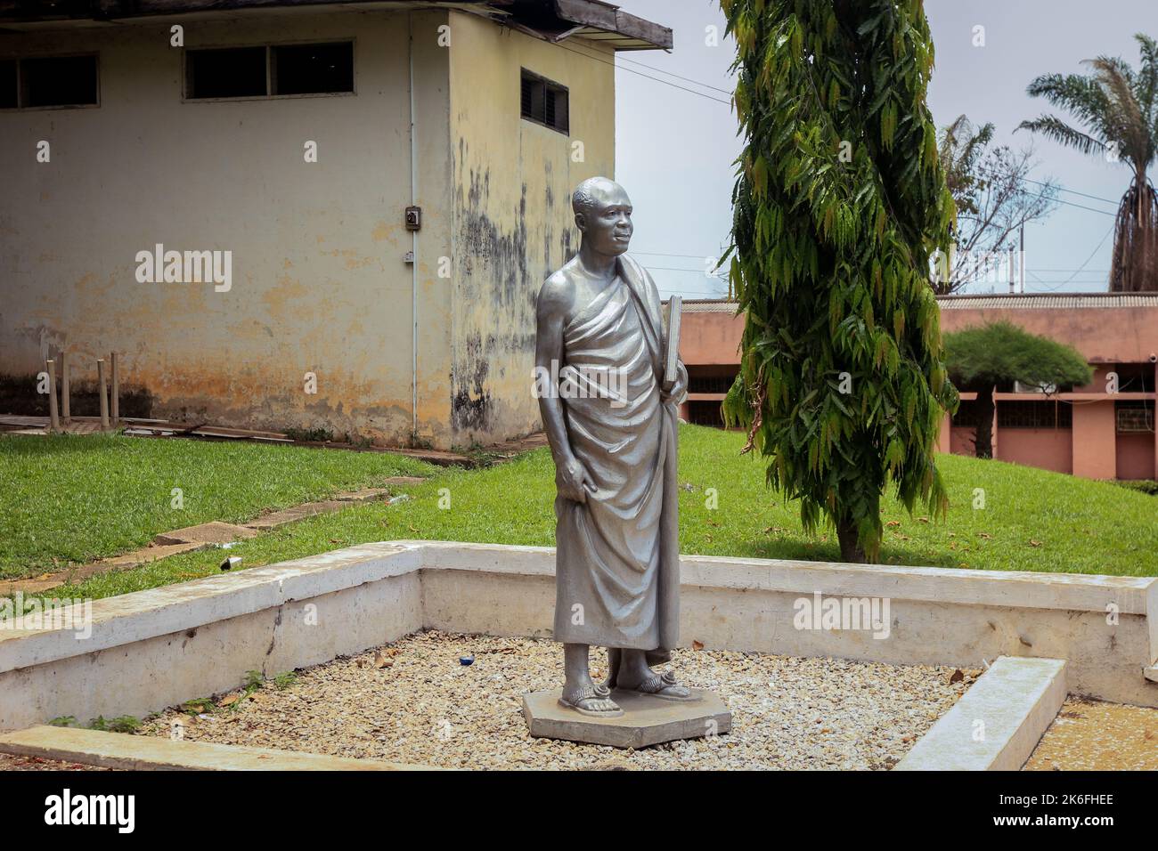 Kumasi, Ghana - 06. April 2022: Traditionelles afrikanisches Denkmal im Stadtzentrum von Kumasi Stockfoto