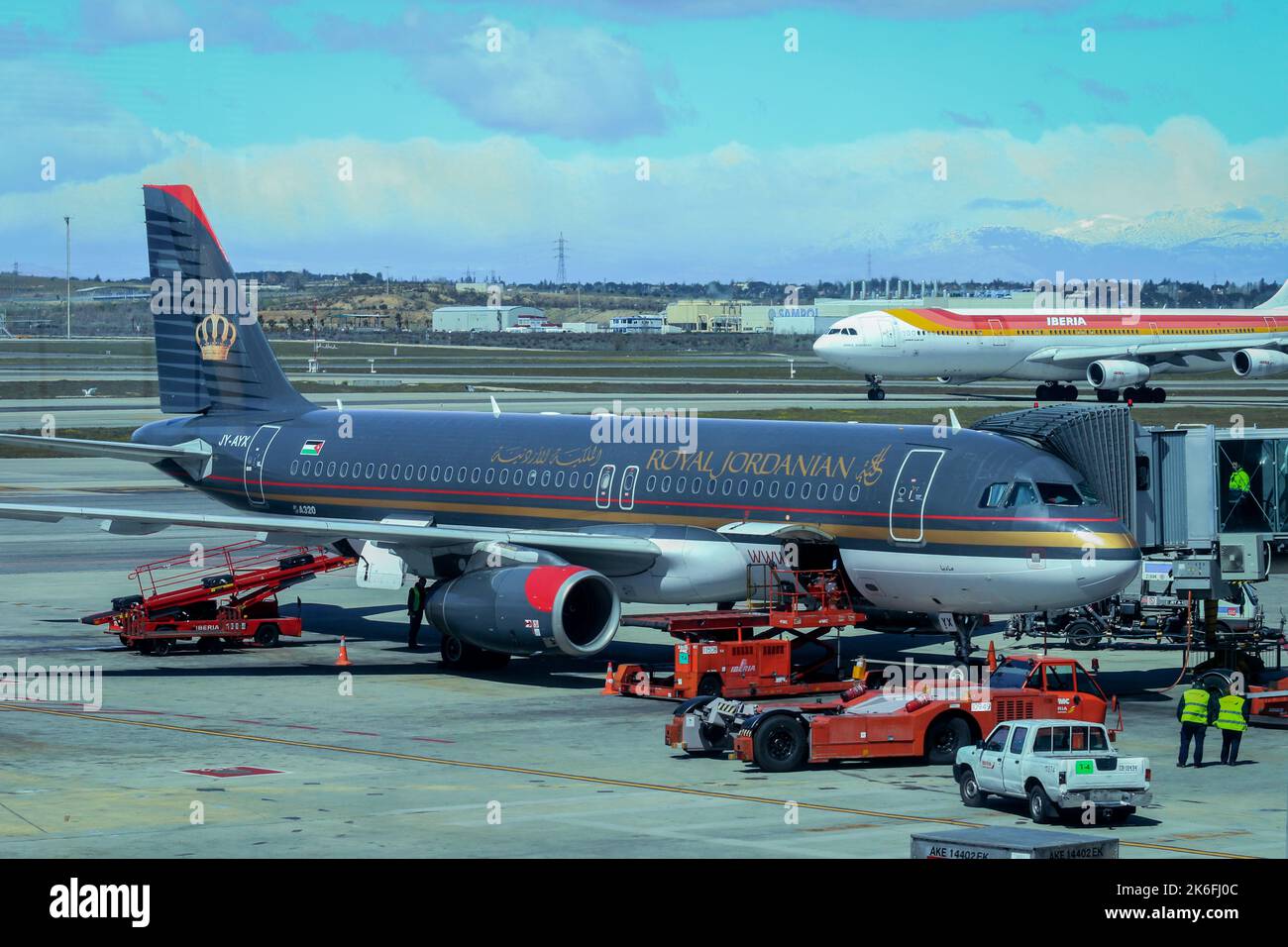 Madrid, Spanien - 10. April 2022: Farbenfrohe Flugzeuge im Terminal des internationalen Flughafens Madrid Stockfoto