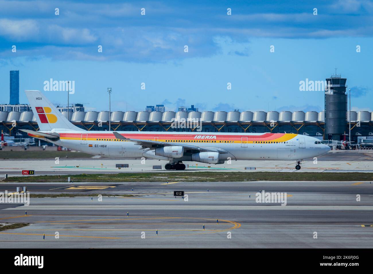 Madrid, Spanien - 10. April 2022: Farbenfrohe Flugzeuge im Terminal des internationalen Flughafens Madrid Stockfoto