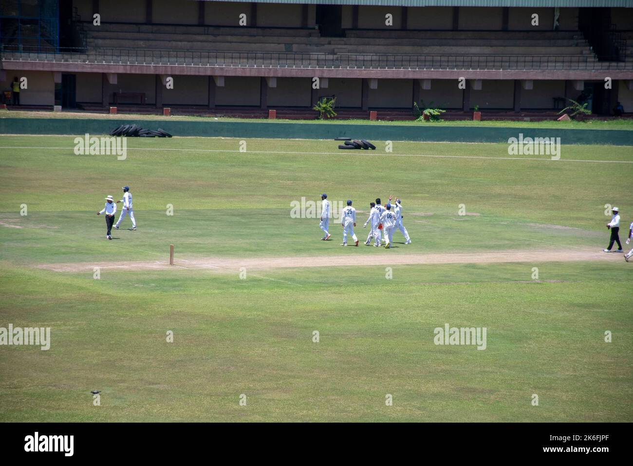 Fortlaufendes Cricket-Spiel zwischen zwei Landmannschaften. Stockfoto