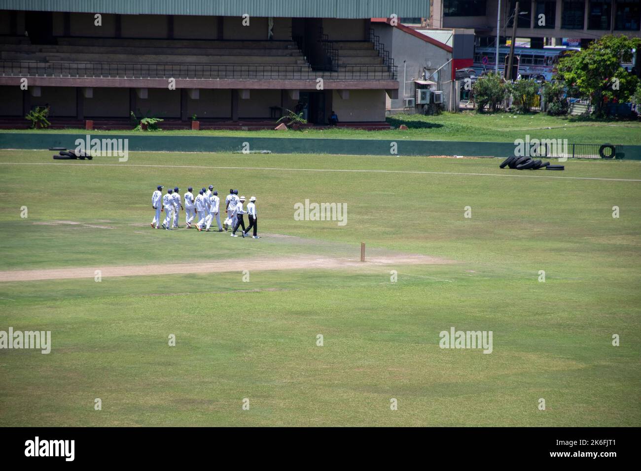 Fortlaufendes Cricket-Spiel zwischen zwei Landmannschaften. Stockfoto