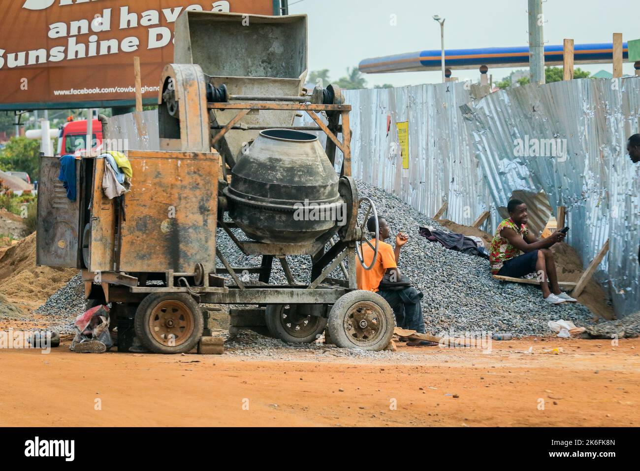 Accra, Ghana - 06. April 2022: Lokaler afrikanischer Arbeiter im Ghana Construction Stockfoto