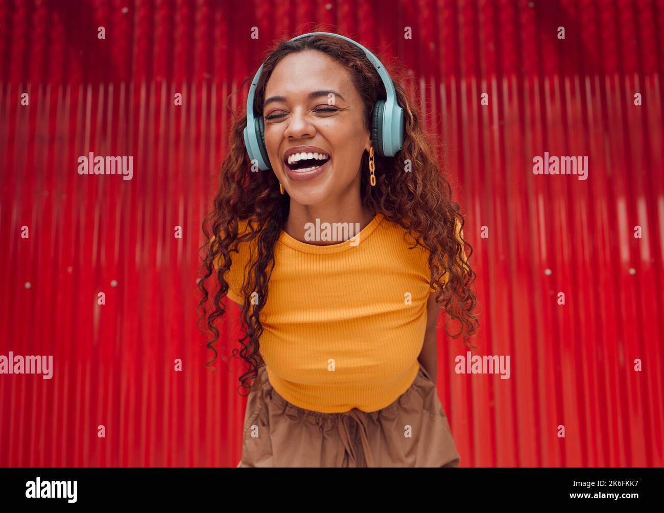 Urban, Joy and Woman mit Kopfhörermusik und fröhlichen Rhythmus dank bluetooth-Verbindung. Lächeln von Latino Mädchen hören, um gut zu fühlen Streaming Audio Stockfoto