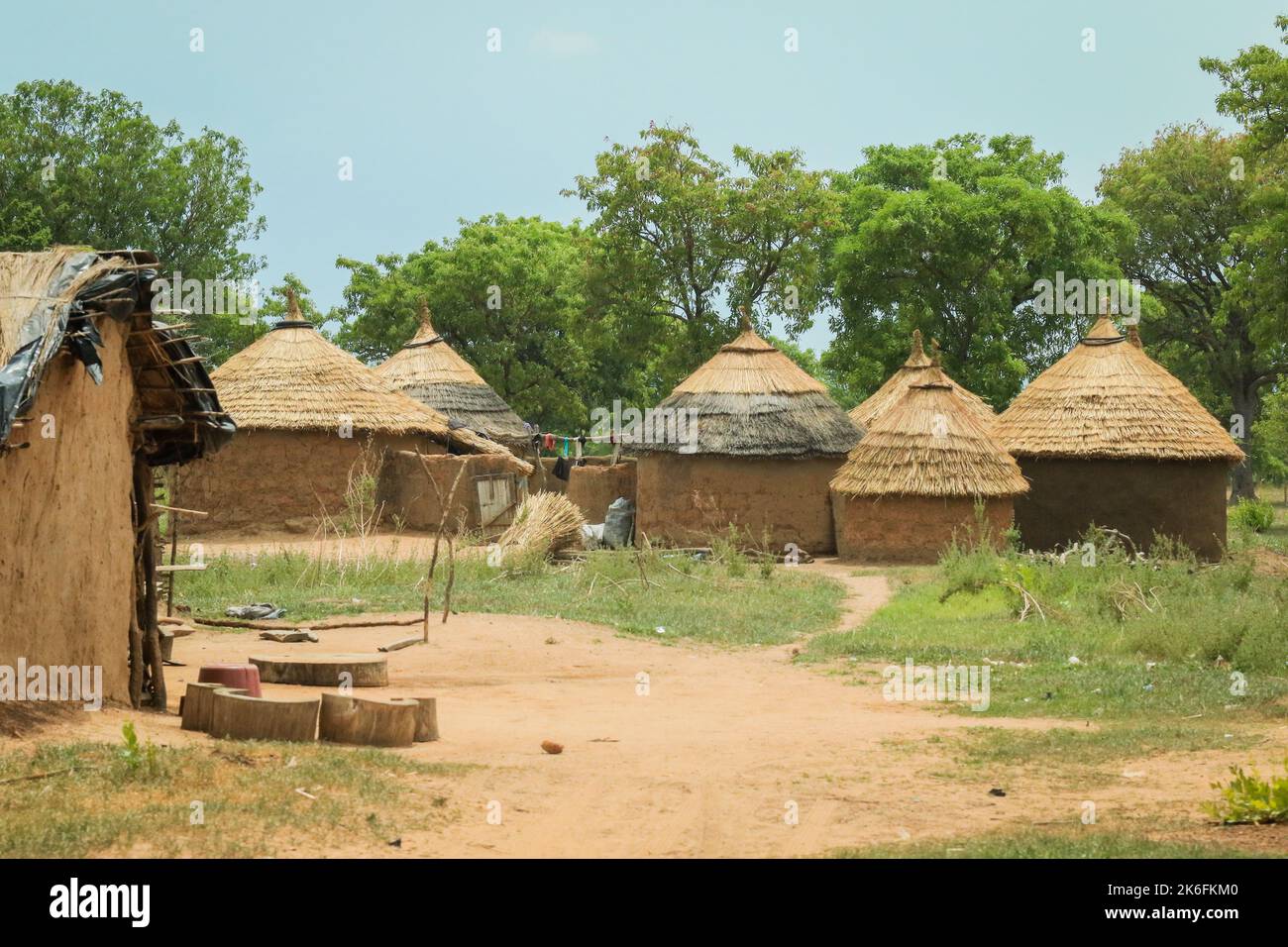 Traditionelle afrikanische Gebäude aus Lehm und Stroh im Dorf Ghana, Westafrika Stockfoto