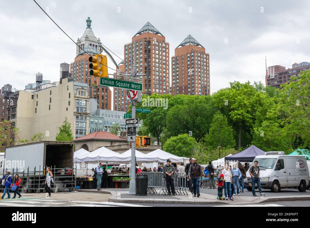 New York City, Vereinigte Staaten von Amerika – 6. Mai 2017. Blick auf den Union Square West, an der Kreuzung von Union Square und E 17. Street, in Richtung Ze Stockfoto