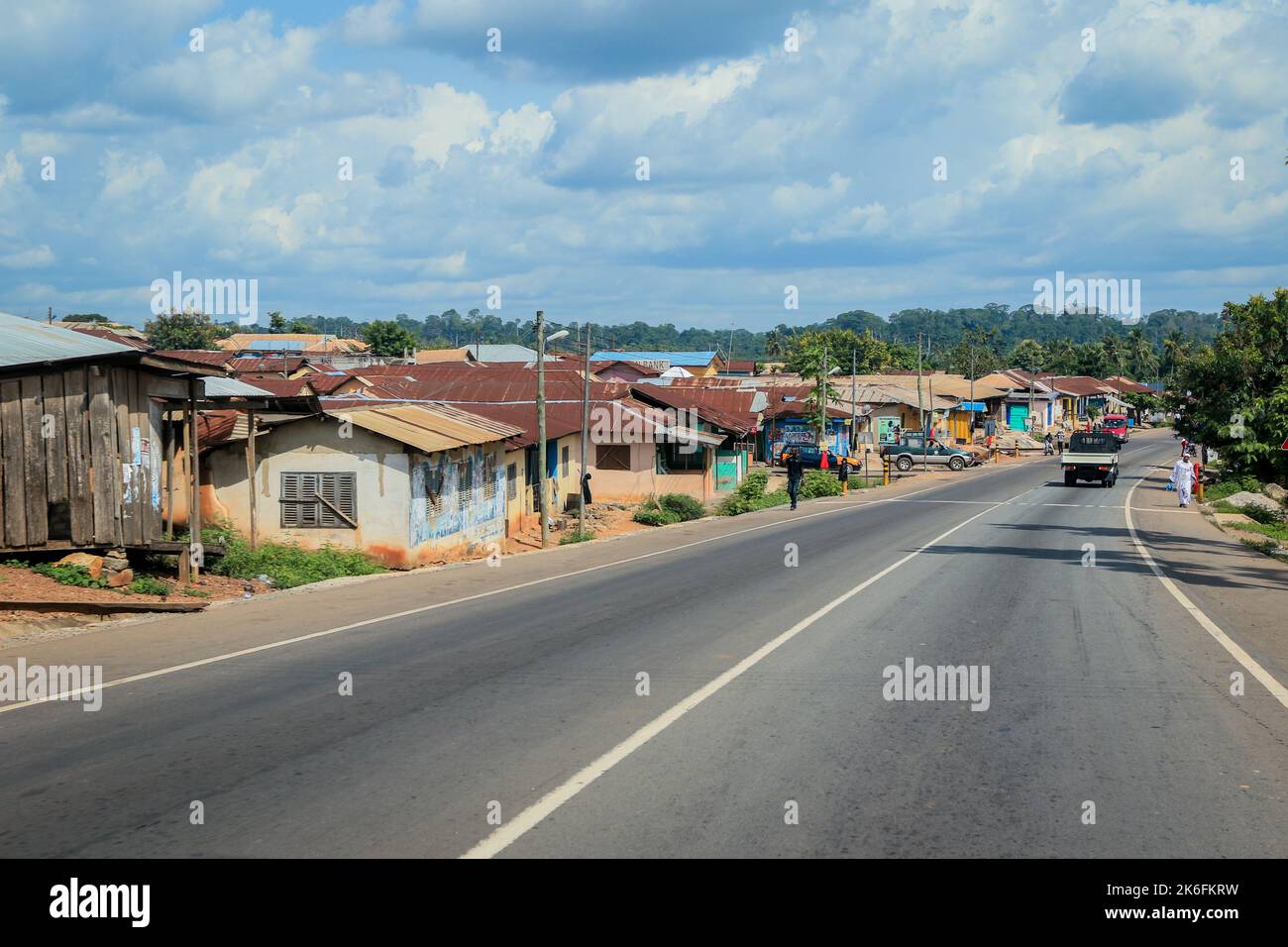 Landschaftlich reizvolle Afrikanische Straße unter dem blauen Himmel in Ghana, Westafrika Stockfoto