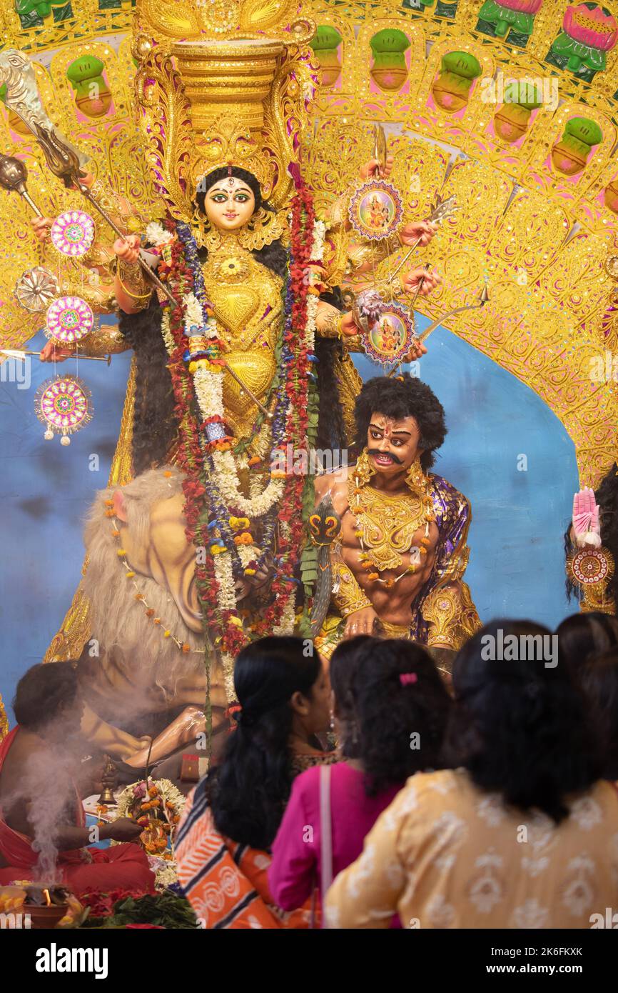 Kalkutta, West Bnegal, Indien - 3. 2022. Oktober: Menschen versammelten sich, um das Idol von Durga bei Pandalen zu sehen Stockfoto