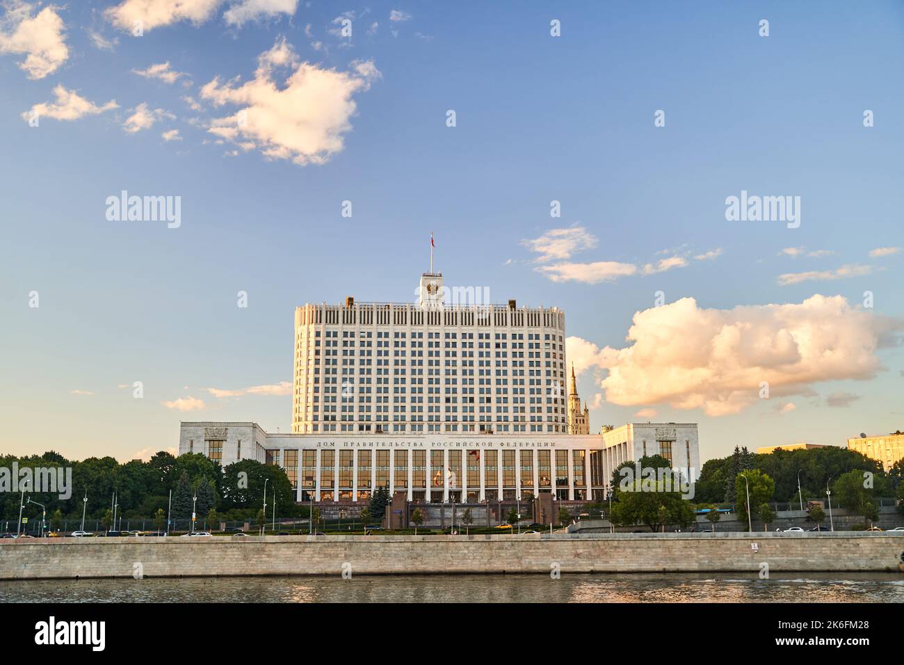 Moskau, Russland - 30.07.2022: Das Gebäude der Regierung der Russischen Föderation. Das Weiße Haus in Moskau. Stockfoto