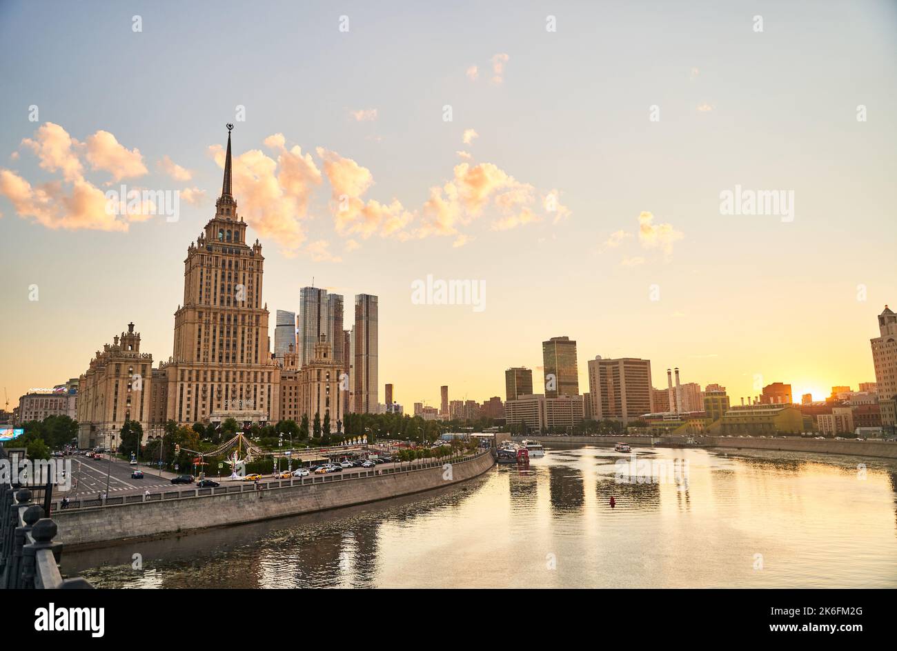 Moskau, Russland - 30.07.2022: Blick auf das Ukraine Hotel, das Moskauer Geschäftsviertel und den Fluss Moskau Stockfoto