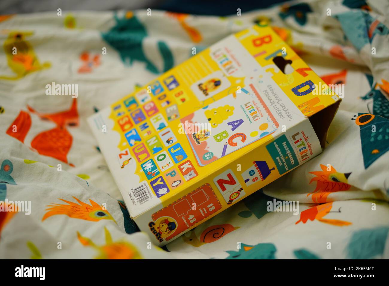 Ein polnisches kleines Schulpuzzle mit Briefen und Tierillustrationen auf einem Bettlaken Stockfoto