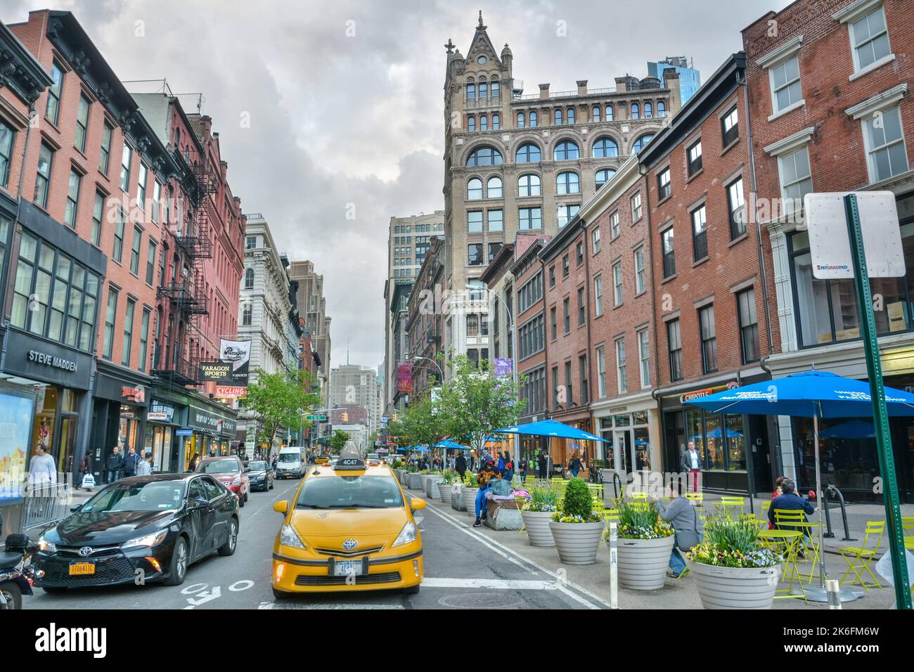 New York City, Vereinigte Staaten von Amerika – 6. Mai 2017. Blick auf den Broadway an der Kreuzung mit der E 17. Street in Manhattan, New York City. Blick auf den Turm Stockfoto