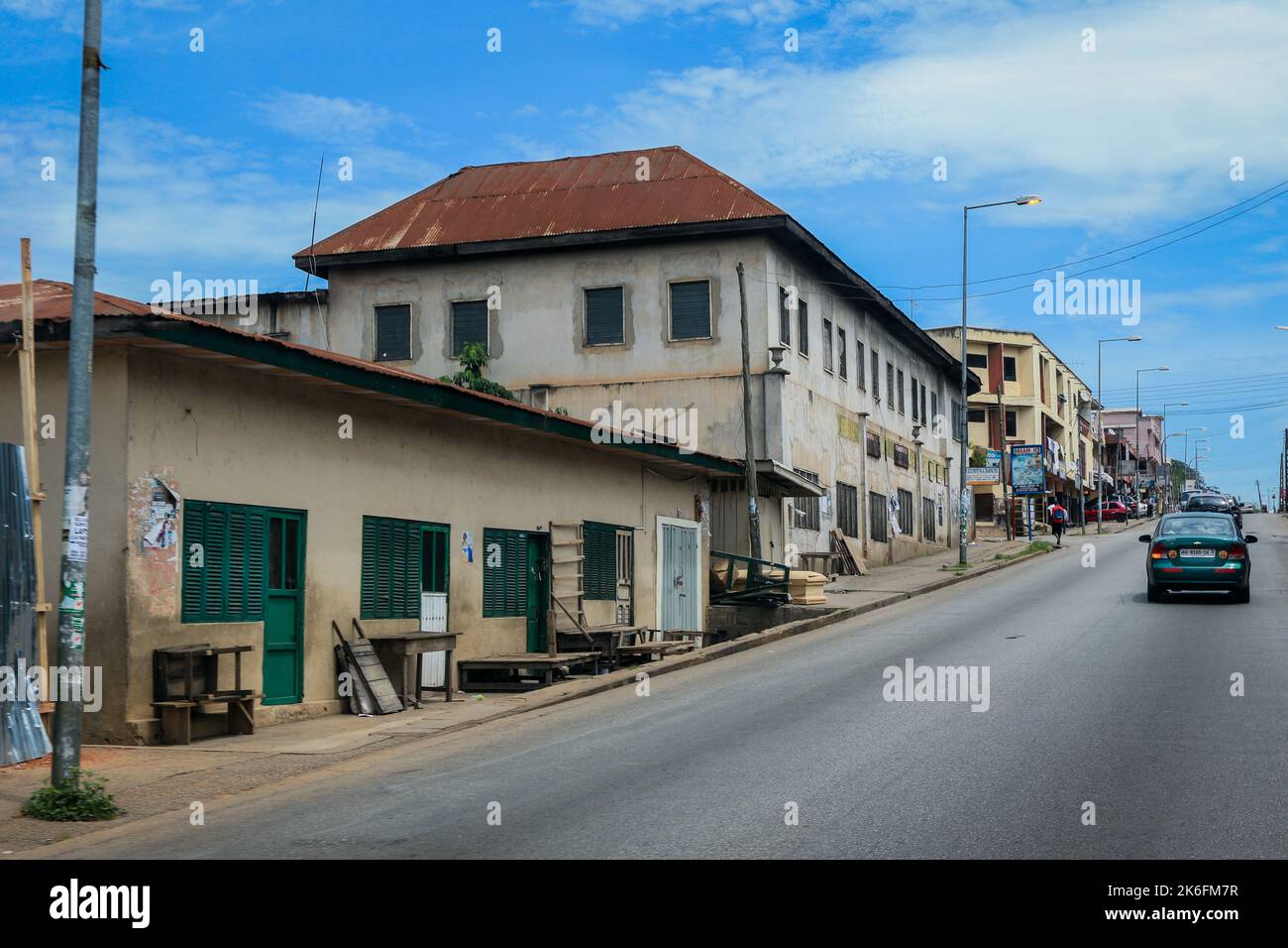 Kumasi, Ghana - 06. April 2022: Lokale ghanaische Menschen überqueren die überfüllte Afrikanische Straße in der Nähe des Marktes in Kumasi Stockfoto