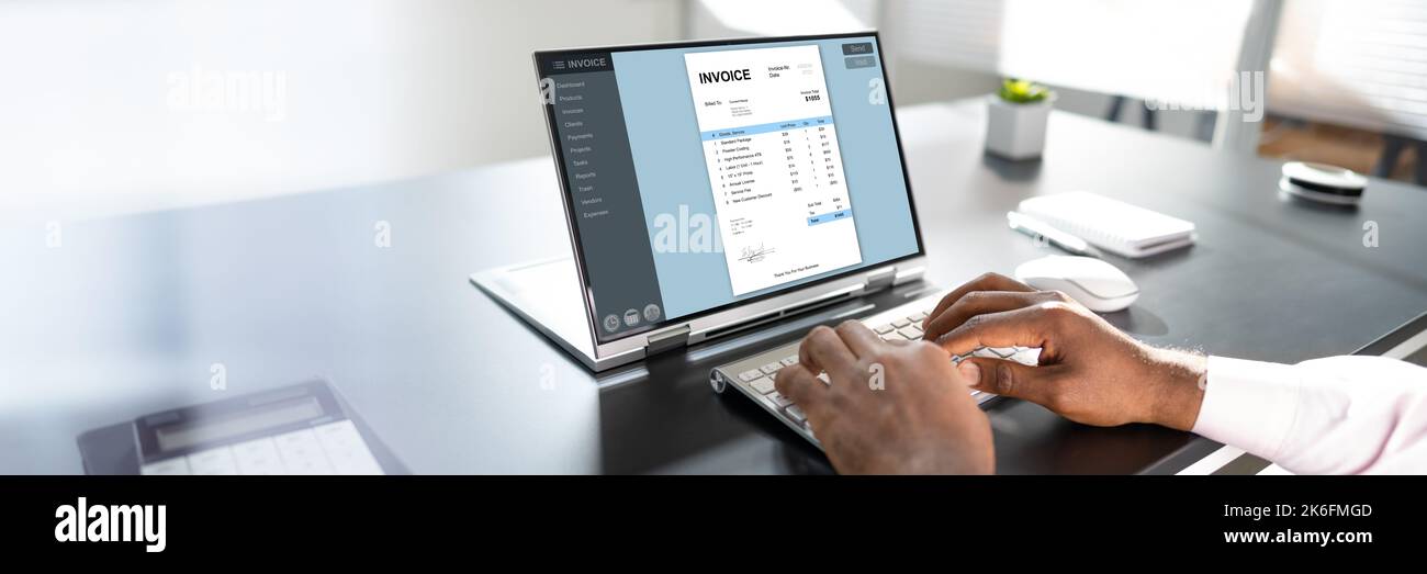 Online Digital E Invoice Statement auf Hybrid Laptop Stockfoto