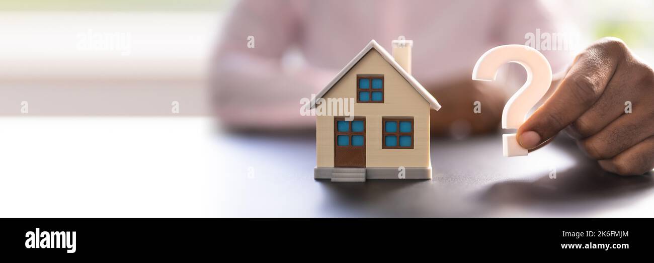 Immobilienhaus Hypothek Fragen. Beratung Und Fragen Stockfoto