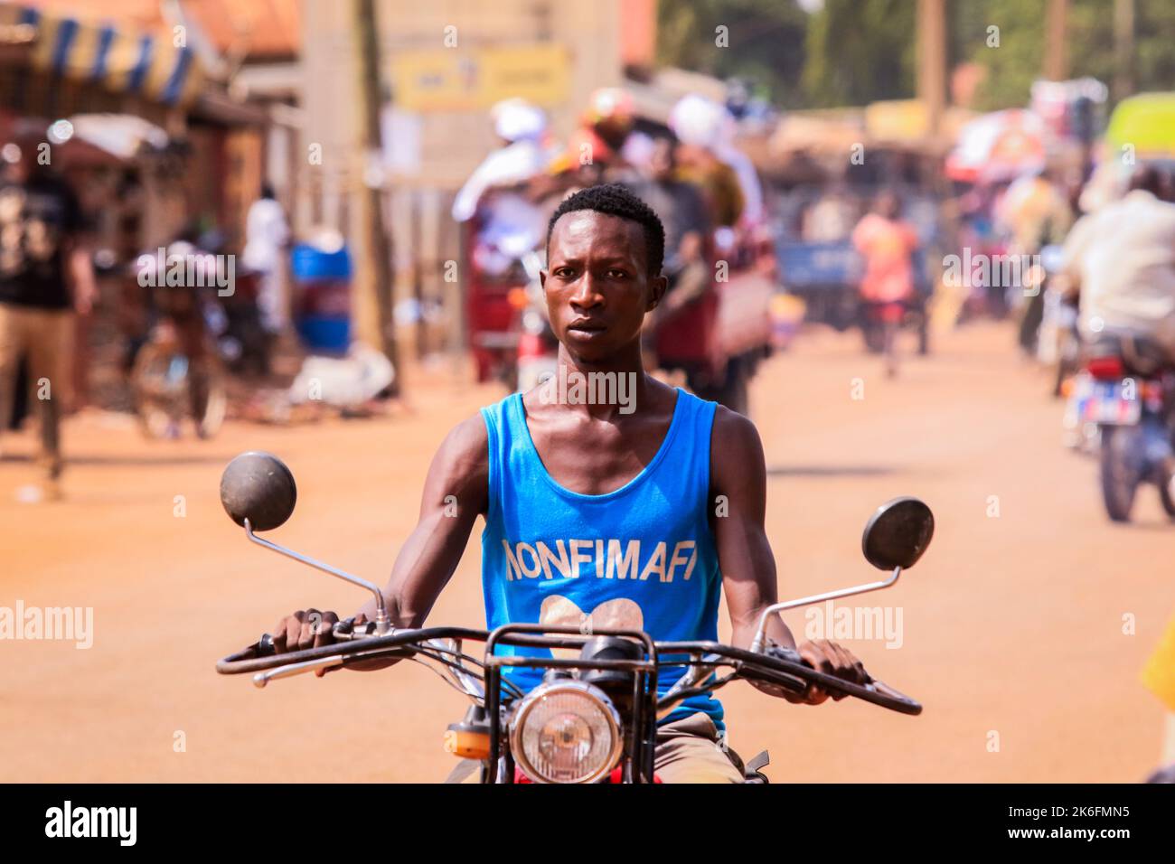 Tamale, Ghana - 07. April 2022: Afrikanische Straße mit Einheimischen Ghanas auf einem Fahrzeug in Tamale Stockfoto