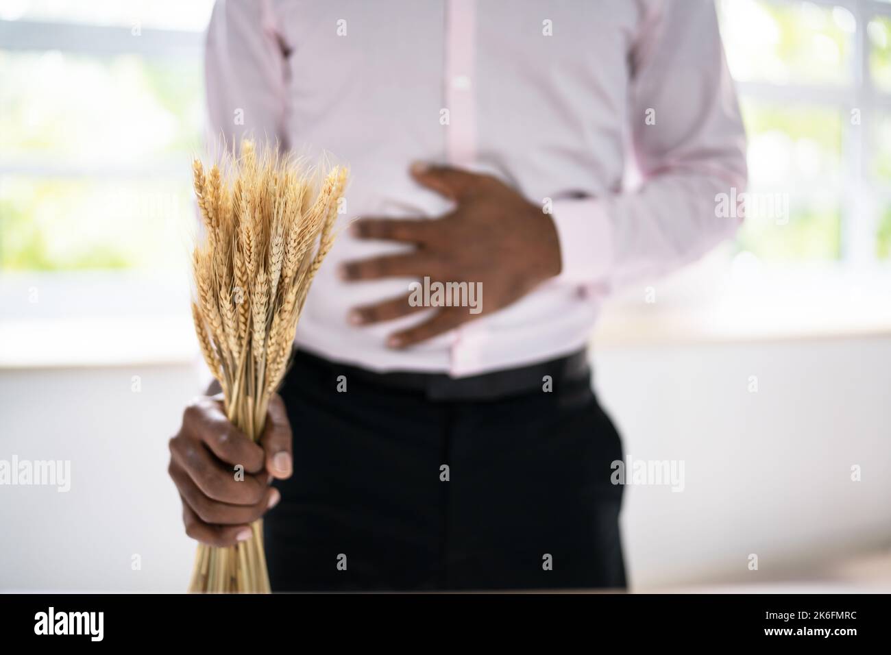 Zöliakie Und Gluten-Intoleranz. Mann, Der Das Stachelett Des Weizens Hält Stockfoto
