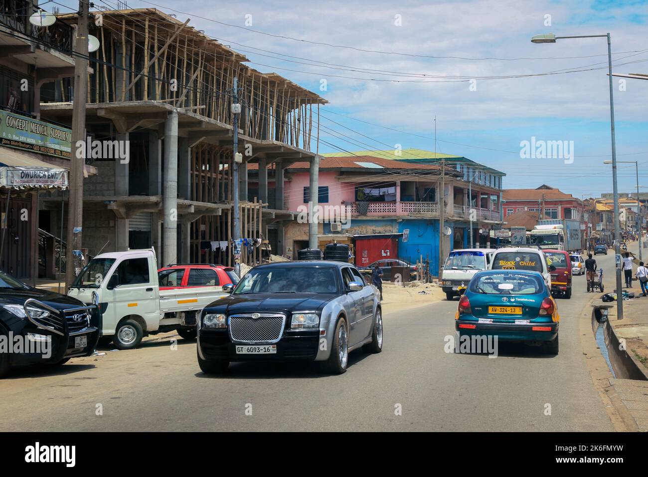 Kumasi, Ghana - 07. April 2022: Traditionelle Ansicht des Stadtzentrums von African Kumasi Stockfoto