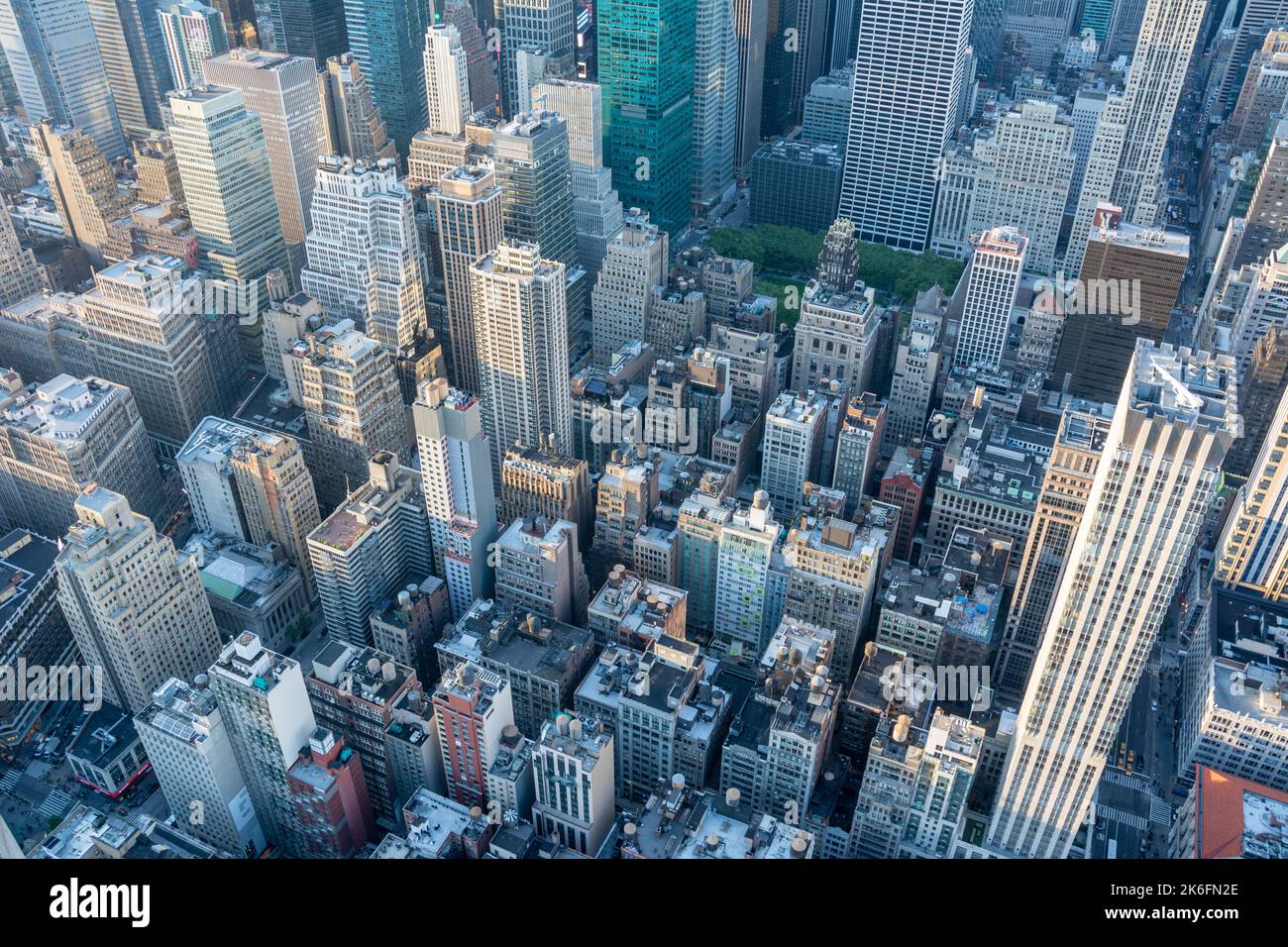New York City, Vereinigte Staaten von Amerika – 8. Mai 2017. Blick über die Wolkenkratzer des Midtown-Viertels von Manhattan in New York City, zwischen Broadw Stockfoto