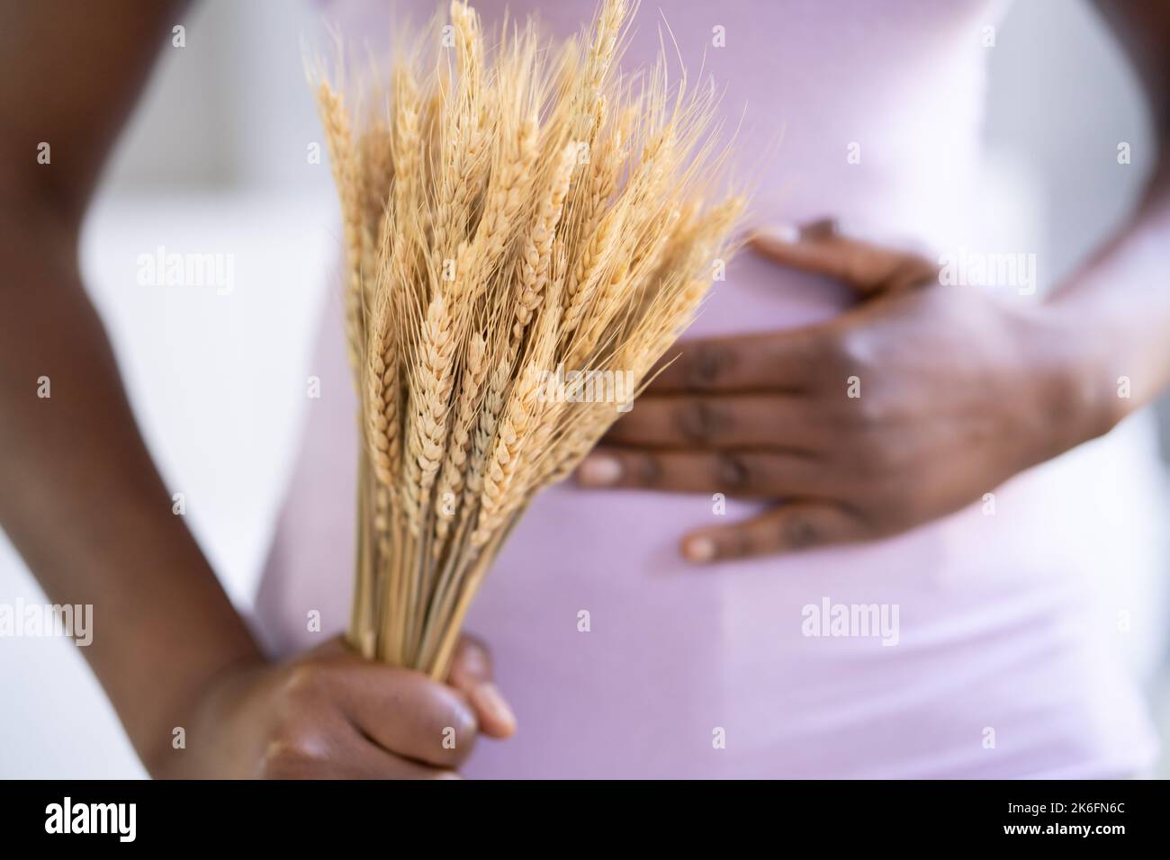 Zöliakie Und Gluten-Intoleranz. Frau, Die Das Stachelett Des Weizens Hält Stockfoto