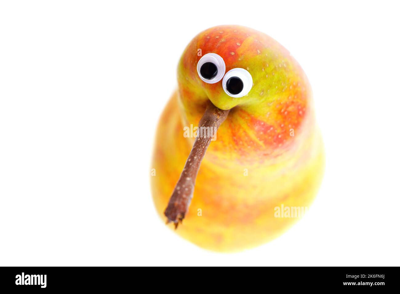 Nahaufnahme eines niedlichen Birnenfrucht-Charakters mit schwungvollen Augen, die einem Kiwi-Vogel ähneln, isoliert auf weißem Hintergrund mit Kopierraum. Stockfoto