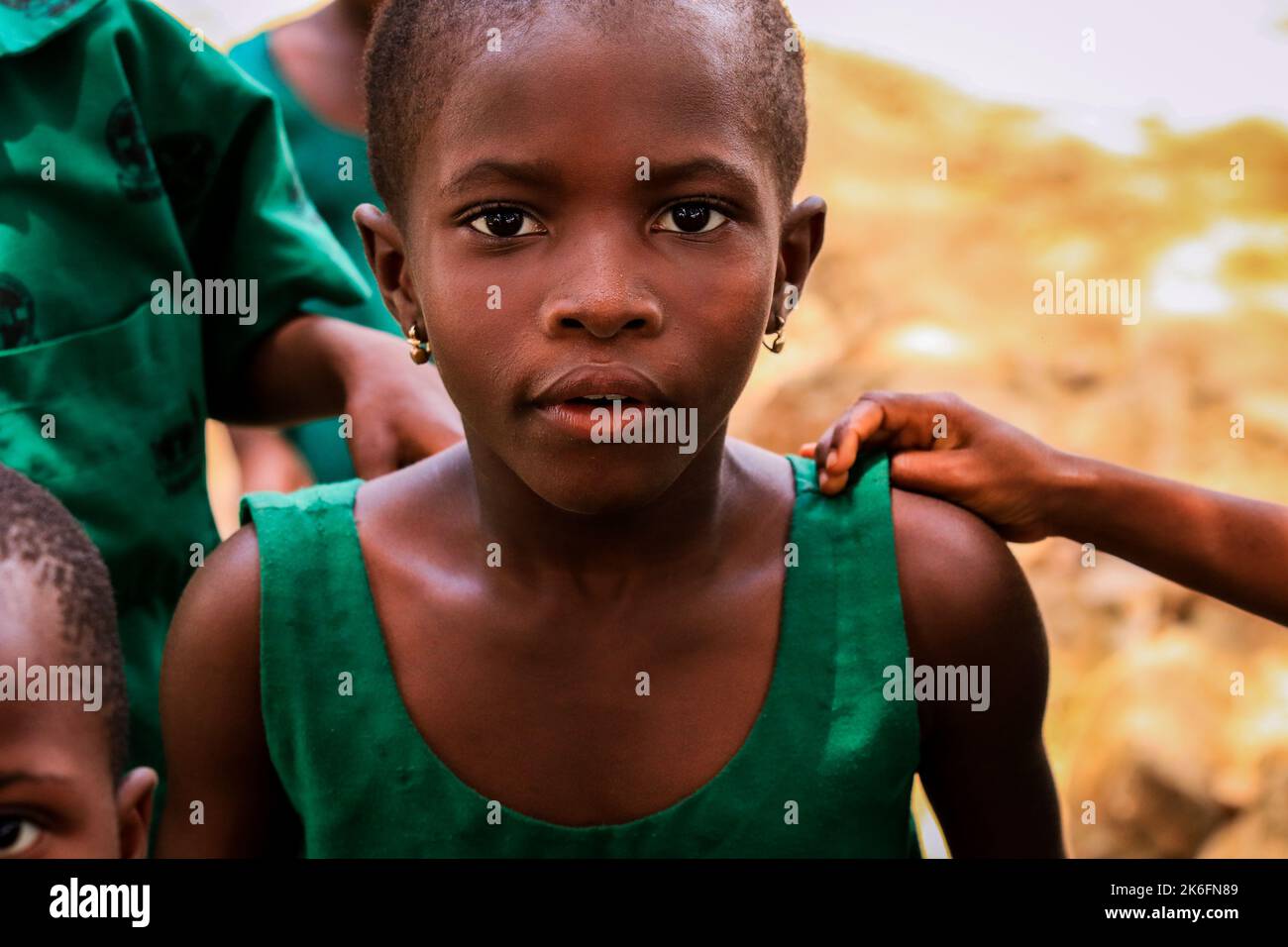 Amedzofe, Ghana - 07. April 2022: Afrikanische Schüler in farbenfroher Schuluniform in der Nähe der kleinen ghanaischen Stadt Amedzofe Stockfoto