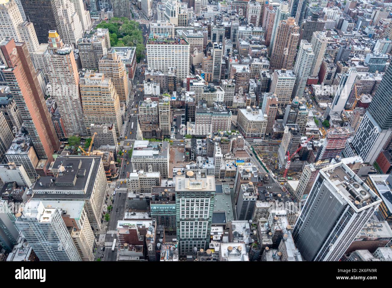 New York City, Vereinigte Staaten von Amerika – 8. Mai 2017. Blick über die Wolkenkratzer des Midtown-Viertels von Manhattan in New York City, zwischen 6. AV Stockfoto