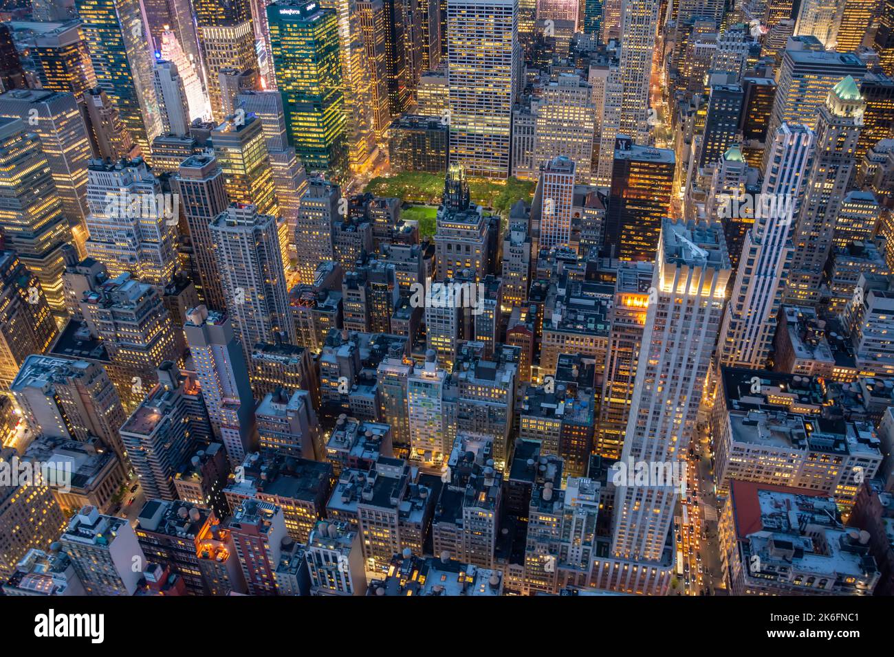 New York City, Vereinigte Staaten von Amerika – 8. Mai 2017. Blick über die Wolkenkratzer des Midtown-Viertels von Manhattan in New York City, zwischen Broadw Stockfoto