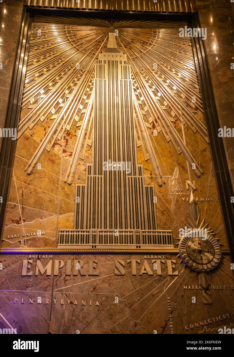 New York City, Vereinigte Staaten von Amerika – 8. Mai 2017. Aluminiumrelief des Empire State Building, am westlichen Ende der Lobby des Gebäudes, hinter t Stockfoto