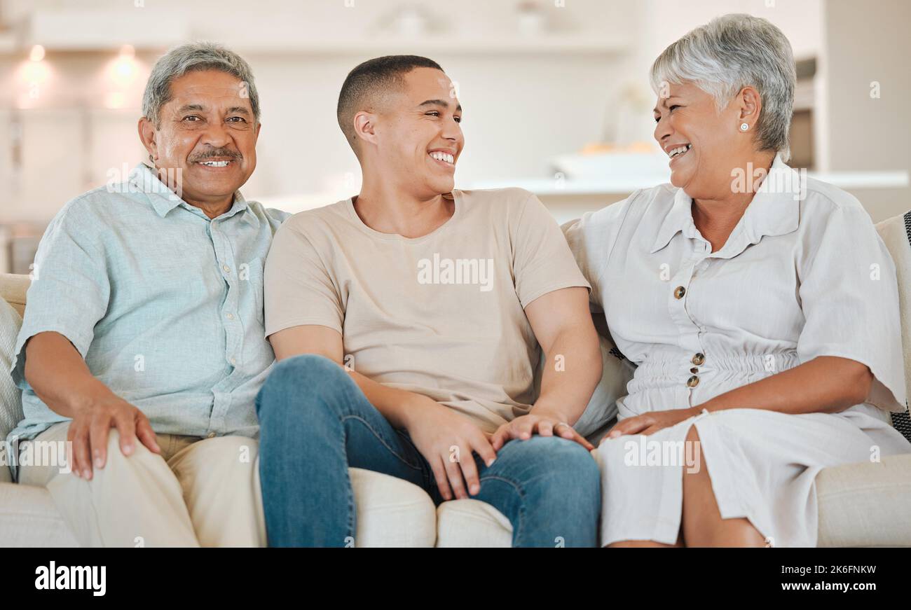 Stolz auf den Mann, den er hat. Ein reifes Paar, das sich zu Hause mit ihrem Sohn auf dem Sofa verfreundet. Stockfoto