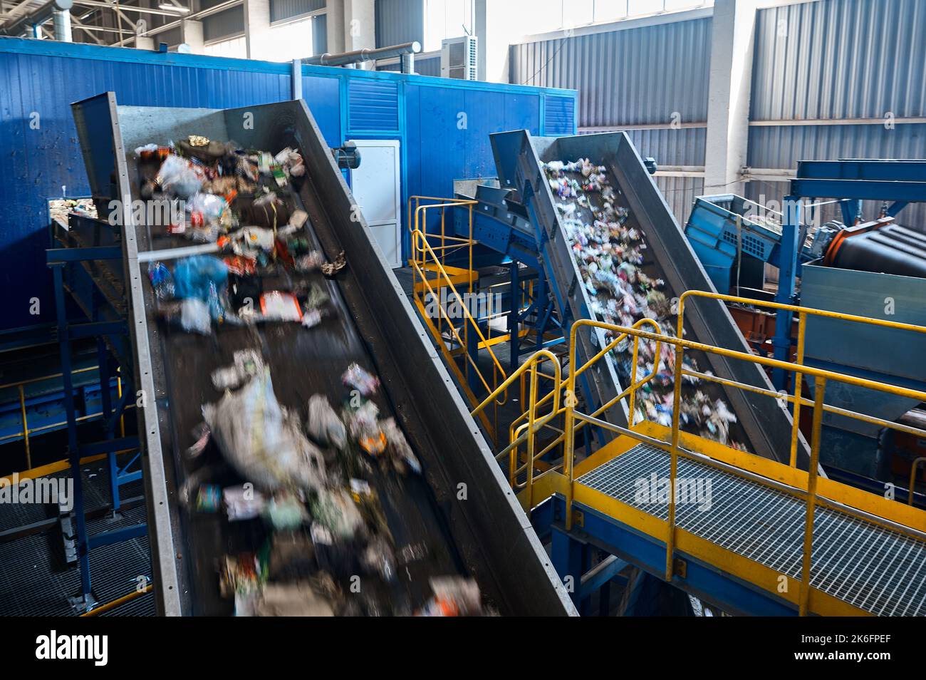 Das Förderband transportiert sortierten Abfall in der Recyclinganlage Stockfoto