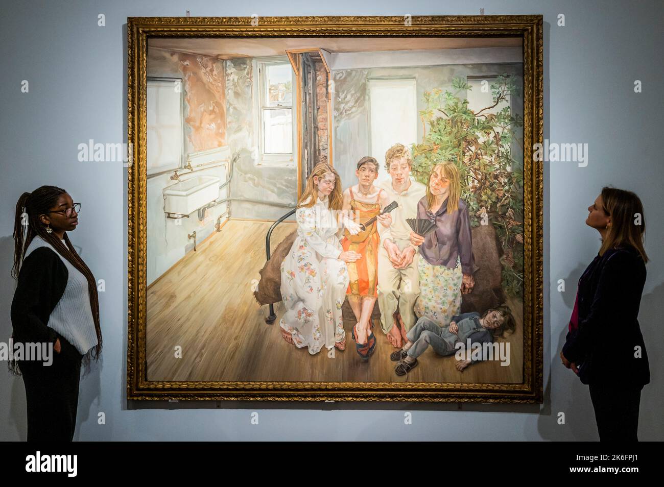 London, Großbritannien. 13. Oktober 2022. Lucian Freud, Large Interior, W11 (nach Watteau), gemalt in 1981-1983, Schätzung auf Anfrage: Über $75.000.000 - Werke aus dem Nachlass des Philanthropen und Mitbegründers von Microsoft, Paul G. Allen in Christies London. Eine kostenlose öffentliche Ausstellung findet vom 14-17. Oktober statt. Alle Erlöse aus dem Verkauf (New York - 9. & 10. November) werden philanthropischen Zwecken zugute kommen Kredit: Guy Bell/Alamy Live News Stockfoto