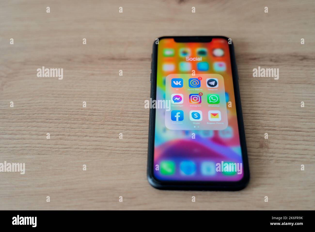 Königsberg, Russland - 09. März 2021: Symbole verschiedener Social-Networking-Anwendungen auf dem Handy-Bildschirm. Stockfoto