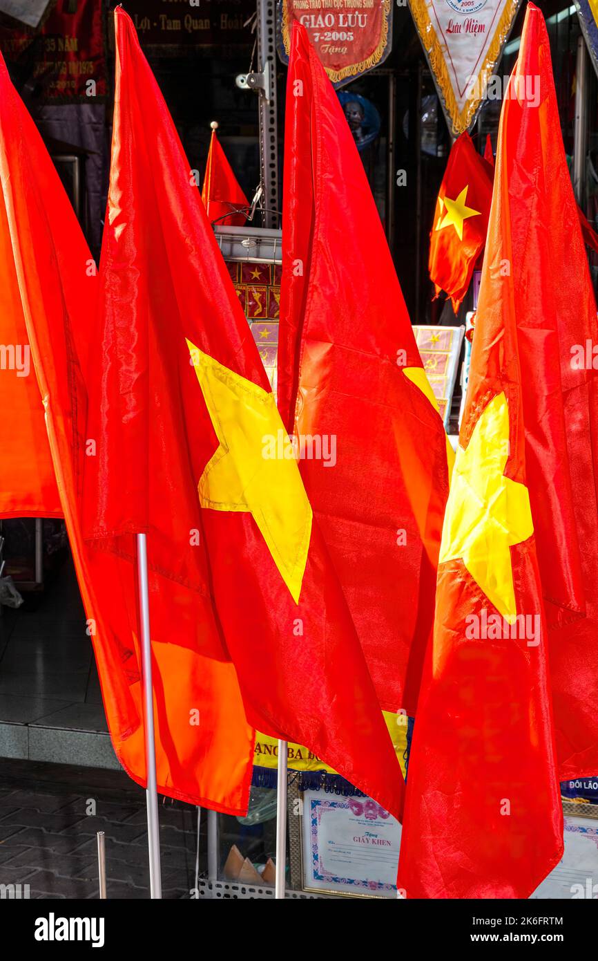 Vietnamesische Flagge zum Verkauf im Souvenirladen, Ho Chi Minh City, Vietnam Stockfoto