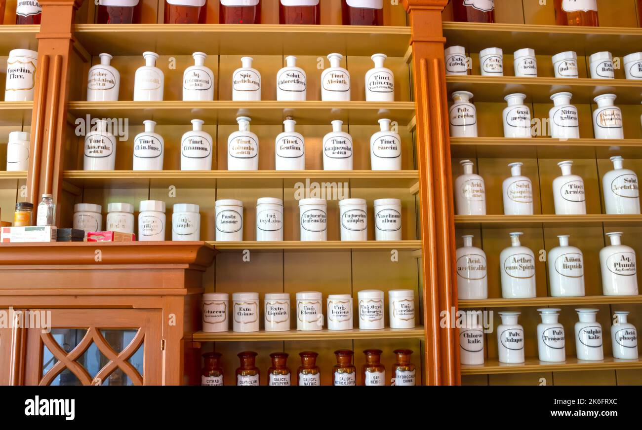 Enkhuizen, Niederlande - 7. August 2022: Flaschen alter Apotheker Stockfoto